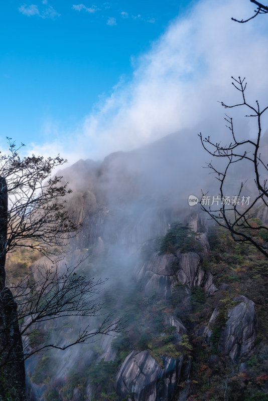 云雾下，安徽黄山风景区风光