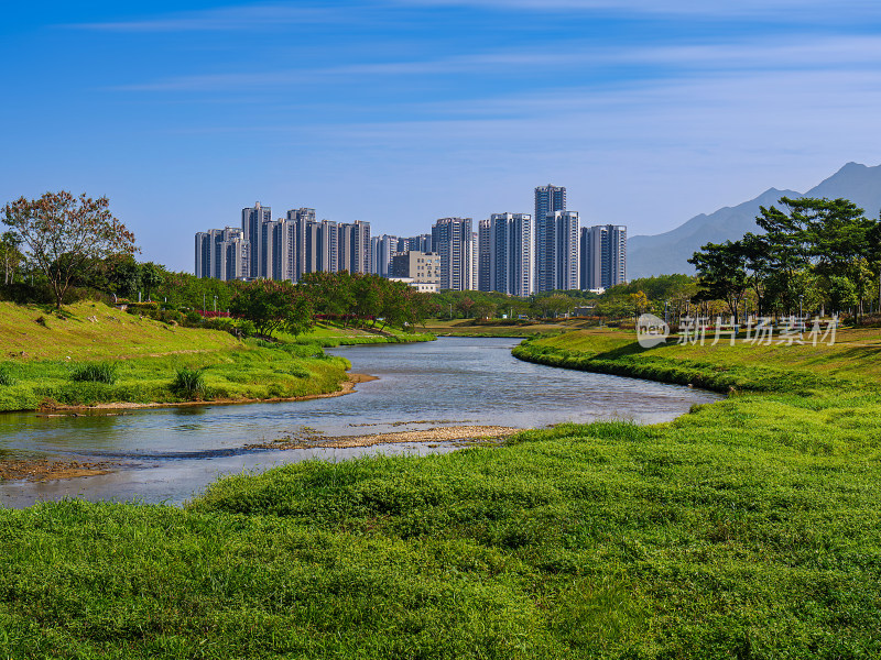 城市生态绿地河流与高楼住宅