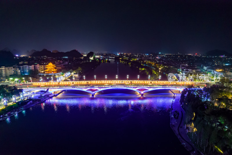 广西桂林解放大桥夜景航拍摄影图