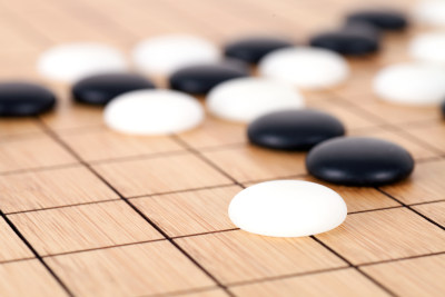 特写棋盘上的围棋棋子