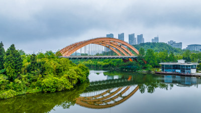 阴雨天的贵阳观山湖公园的观山大桥