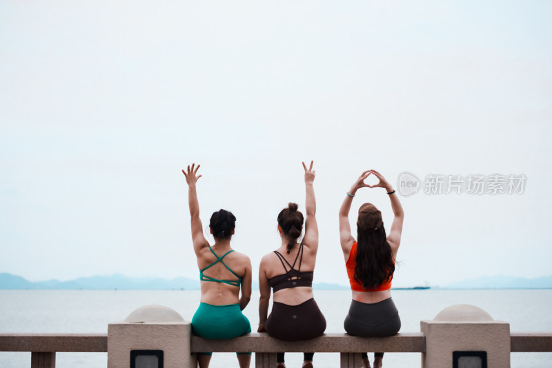 在户外公园里练习瑜伽的亚洲女性