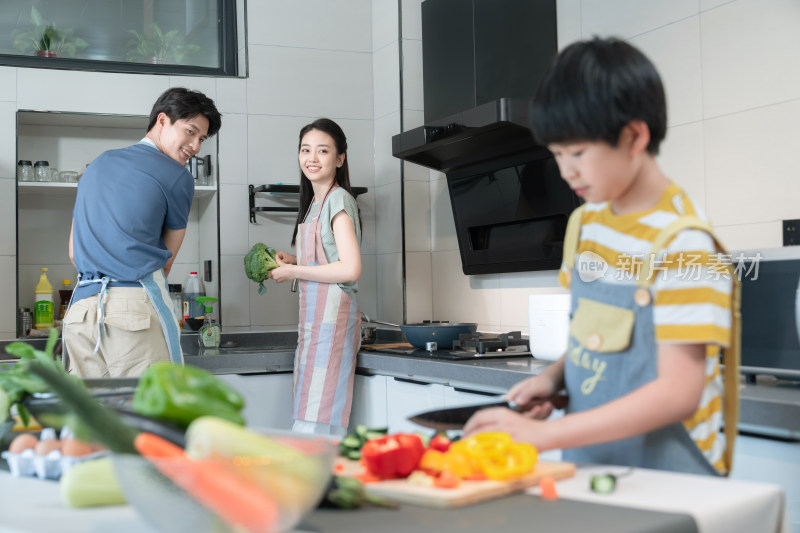 年轻父母教儿子学做饭