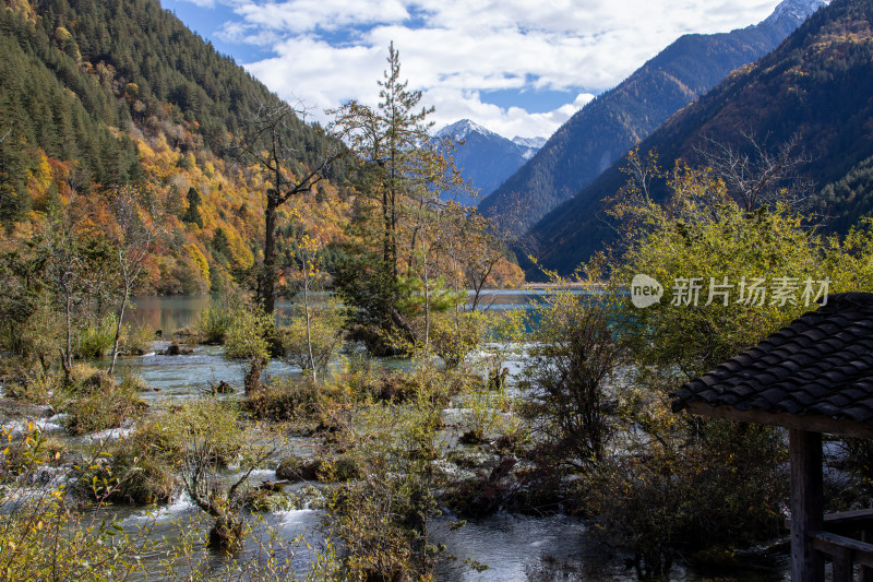 九寨沟秋色，犀牛海山林流水山景