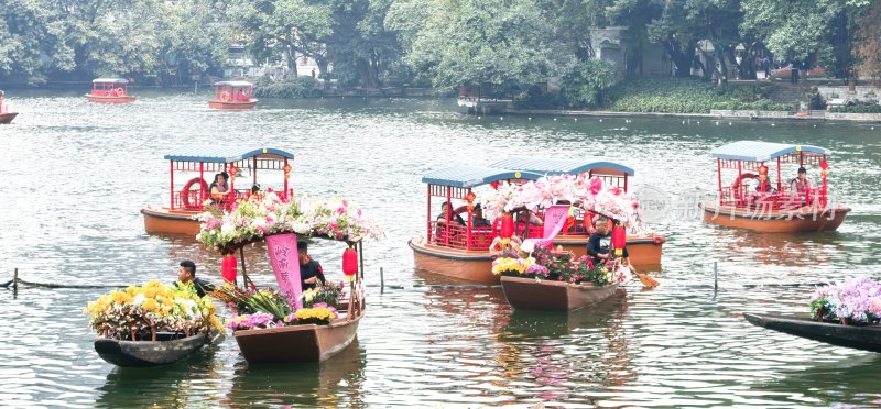 广州市荔湾湖公园水上花市花船