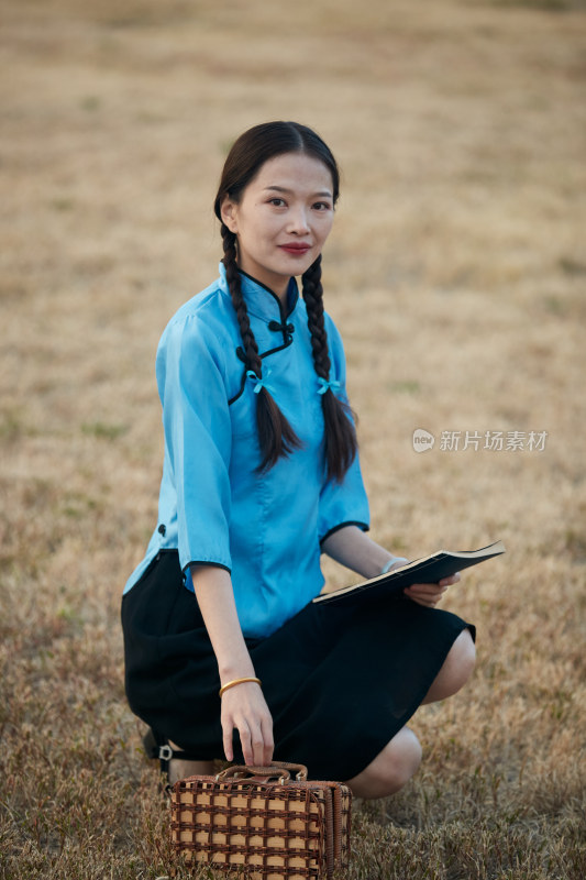 在古城身穿民国学生服饰的女大学生