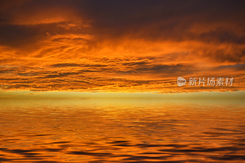 青海湖天空晚霞火烧云湖面倒影