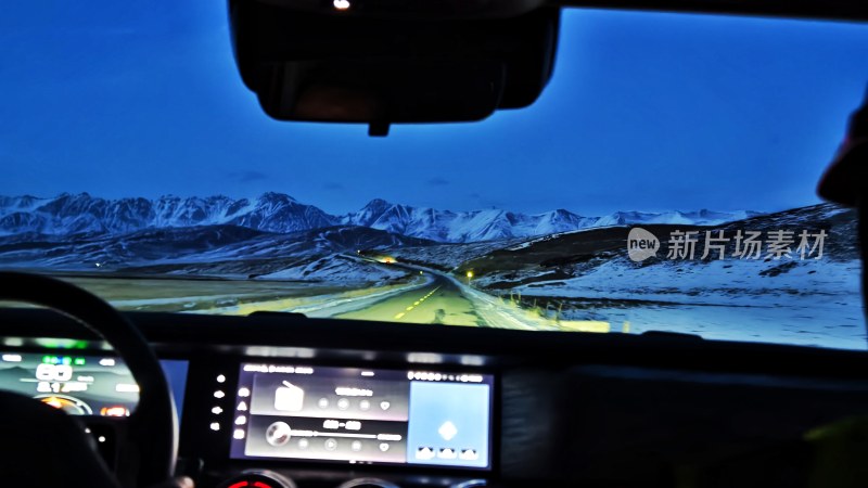 雪山中行驶的汽车内视角夜景画面