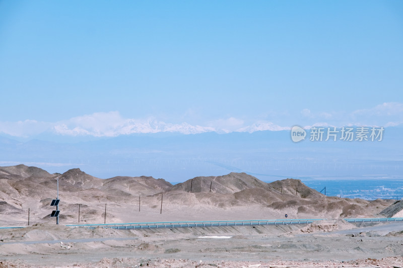 新疆天山下吐鲁番盆地