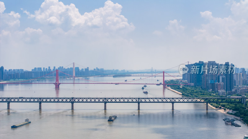 武汉长江上多座大桥及两岸城市风光全景