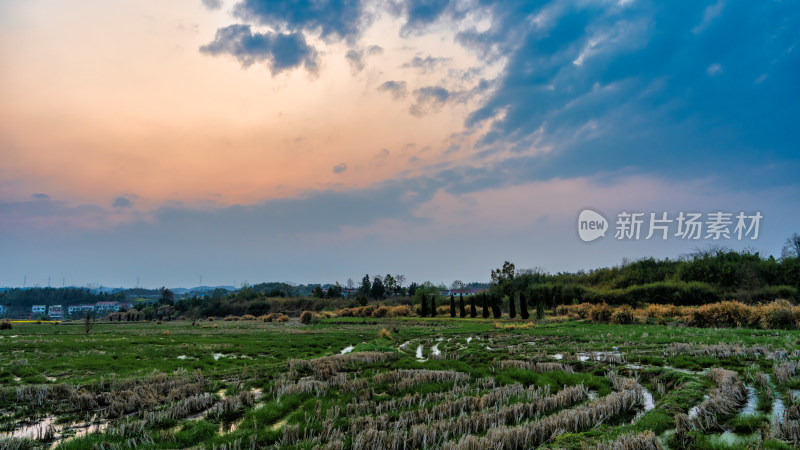 湖北省黄冈丘陵地带的农田与夕阳