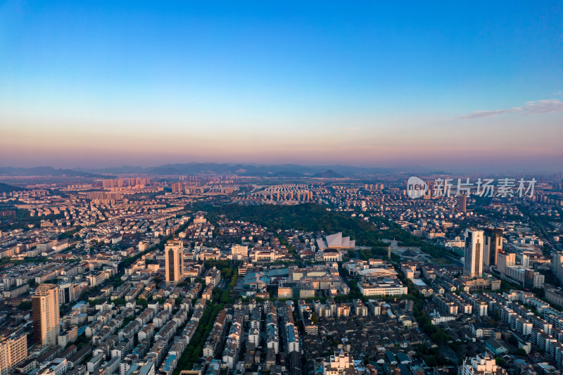 浙江绍兴城市清晨航拍摄影图