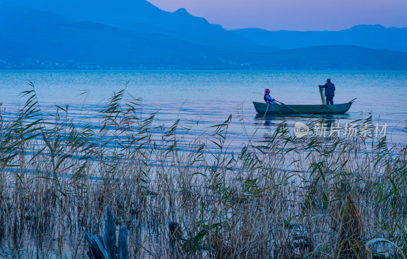 云南大理洱海湖泊渔船下网捕鱼的渔民