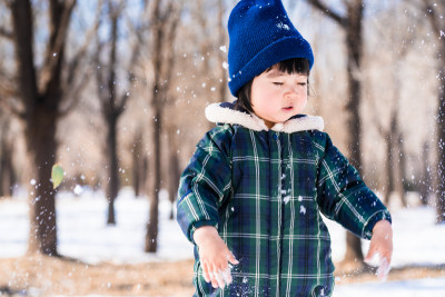 中国北京在公园雪地里玩耍的女童