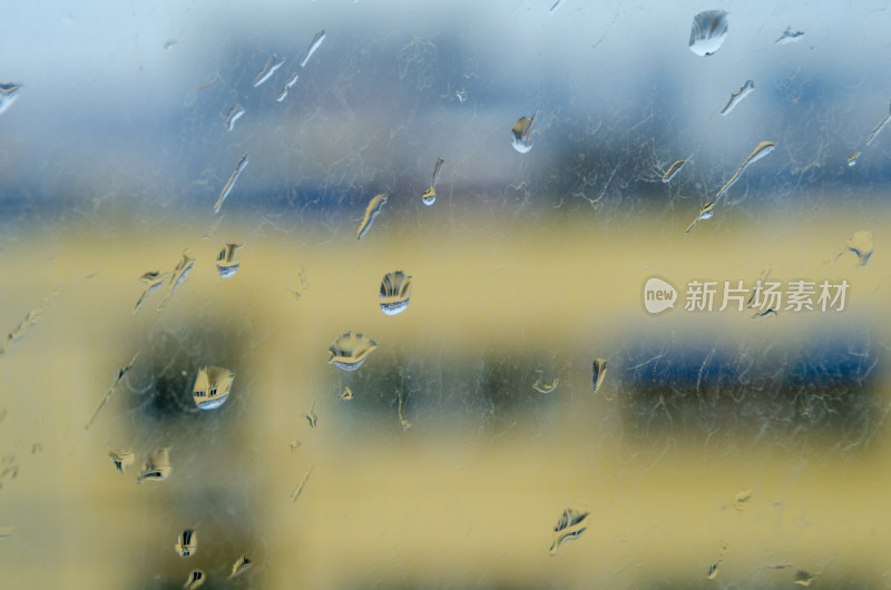 玻璃上的雨滴特写