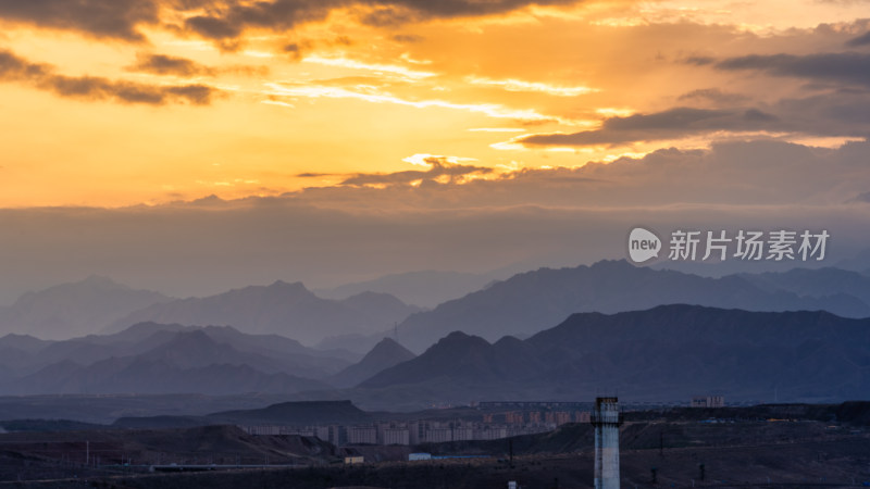 中国新疆天山山脉东段最高峰博格达峰朝霞