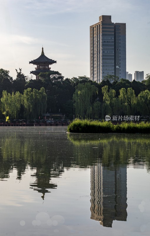 西安兴庆宫湖畔城市与古建筑倒影景观