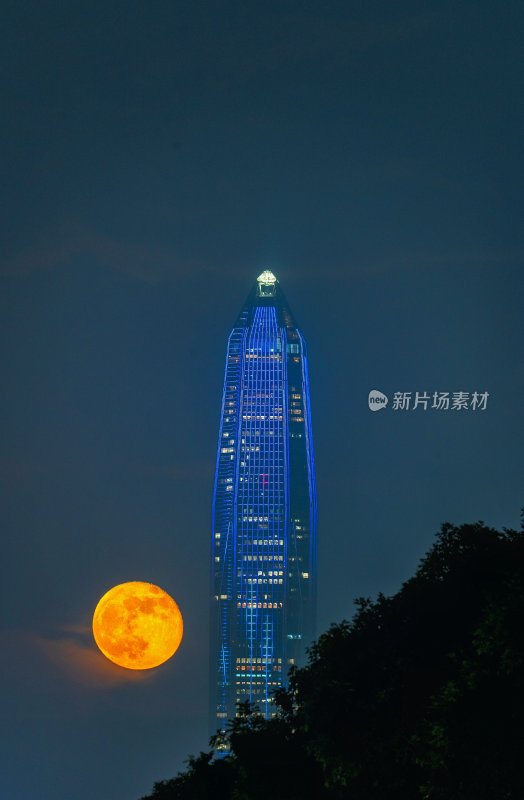 深圳平安金融中心夜景与满月同框