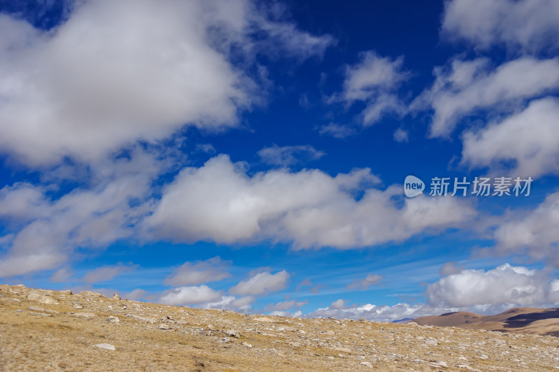 高原荒凉戈壁天空蓝天白云