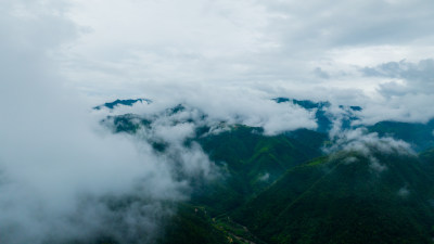 雨后云雾缭绕景色十分壮观