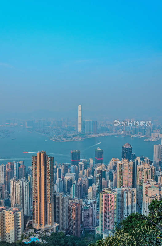 香港太平山顶看维港滨海摩天大楼建筑群