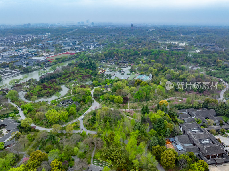 航拍烟雨江南扬州瘦西湖风景区全景