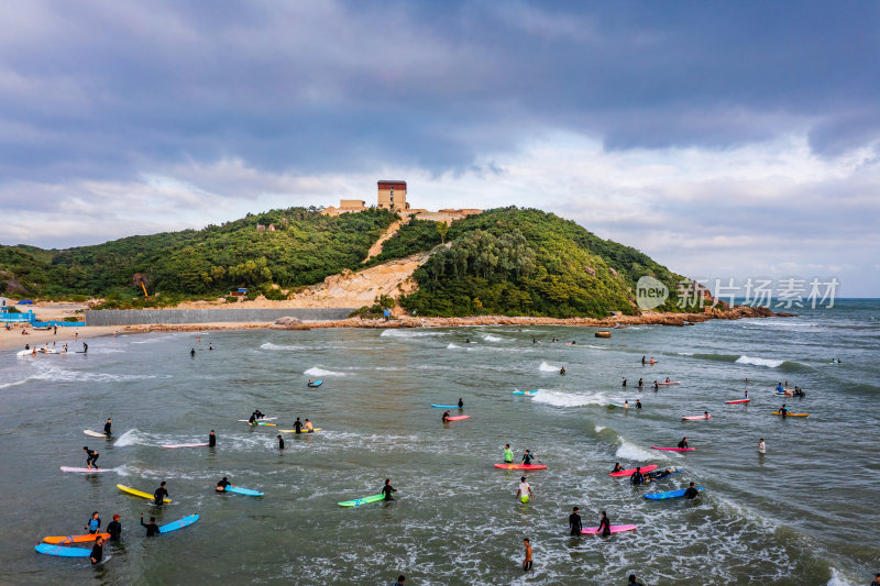 三亚市海棠区后海度假村游客正在海边冲浪