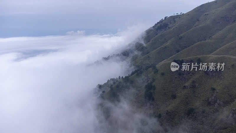 武功山云雾缭绕的山间壮观云海自然景观