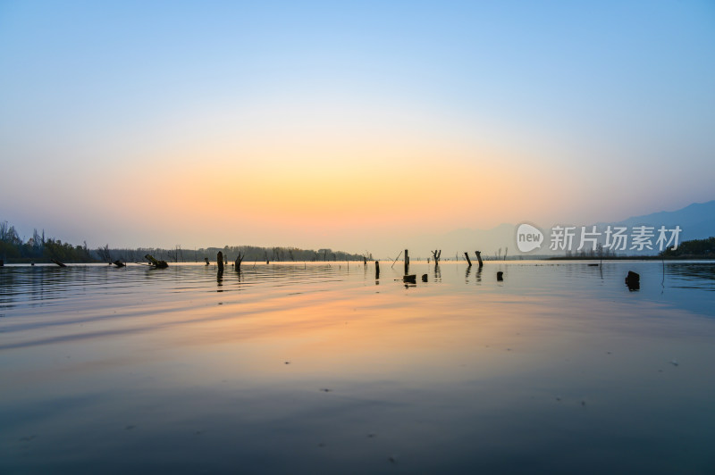 秋季湖面日落夕阳