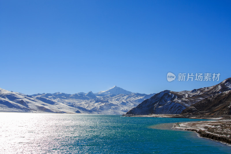 中国西藏羊卓雍措湖羊湖冬季雪景