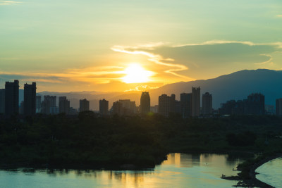 夕阳下的城市轮廓