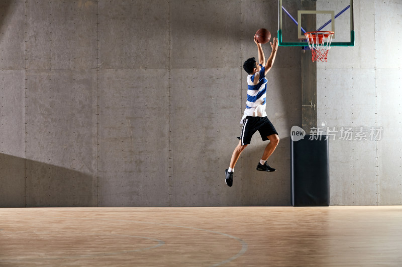 青年男人打篮球