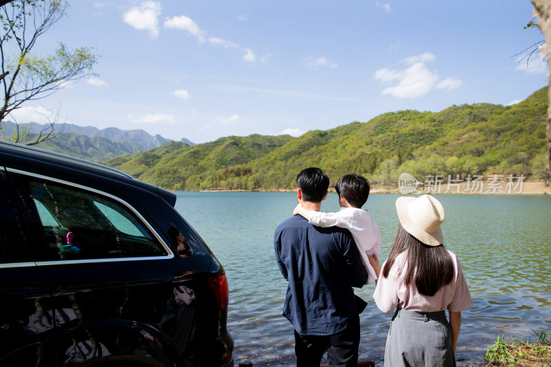 一家三口在郊区旅行