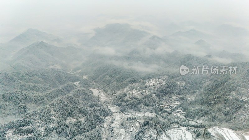 重庆酉阳：大雪纷飞赏雪忙