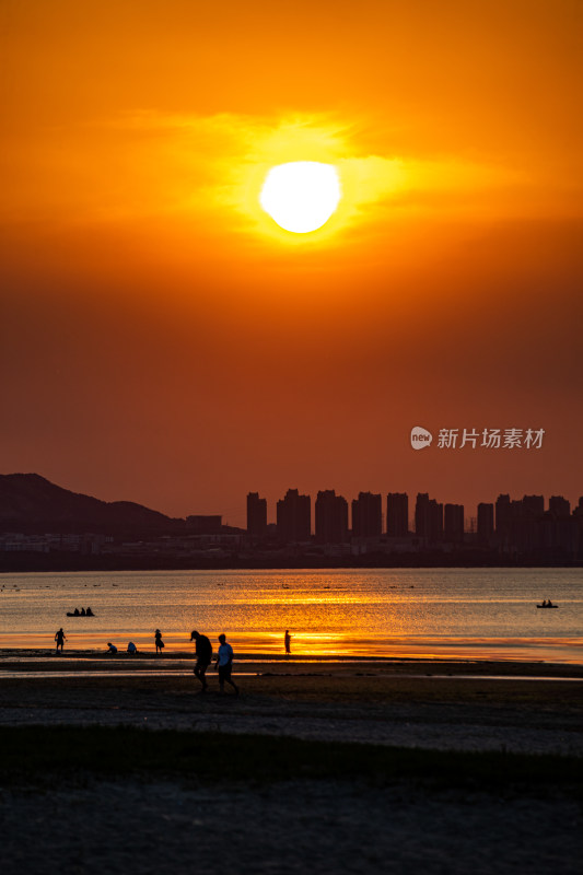 山东烟台金沙滩景区海上日落晚霞景观