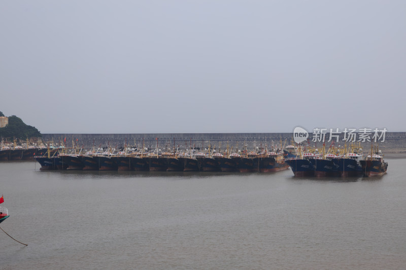 台州港口停泊的渔船景象
