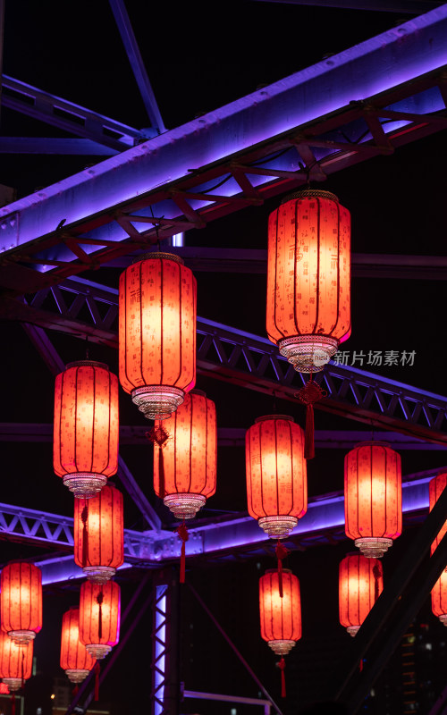 中国甘肃兰州中桥春节夜晚悬挂着的红灯笼