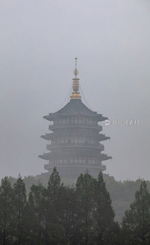 杭州西湖长桥公园雷峰塔雾色景观