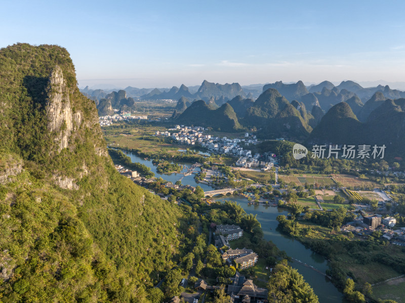 山间小镇与河流的美丽自然风景鸟瞰图