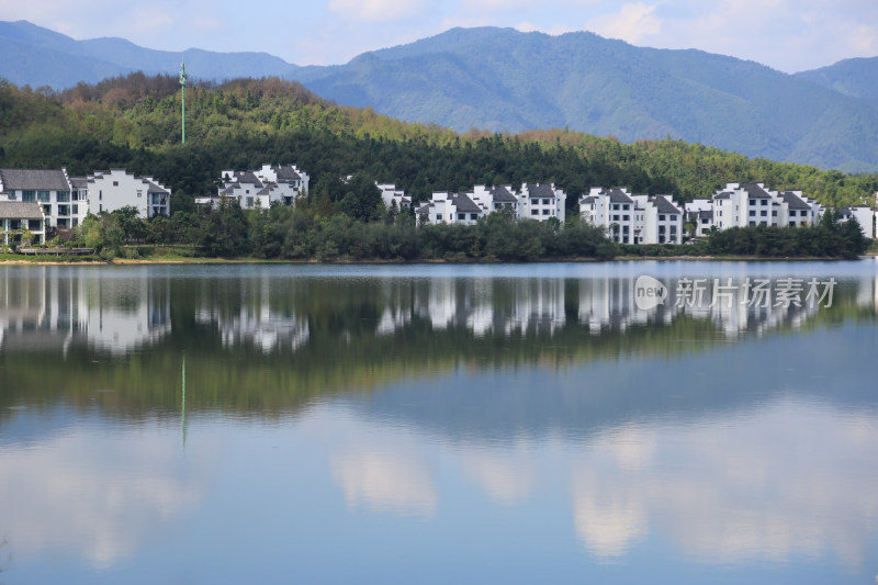 山湖 白屋 白墙 乡村 倒影 唯美