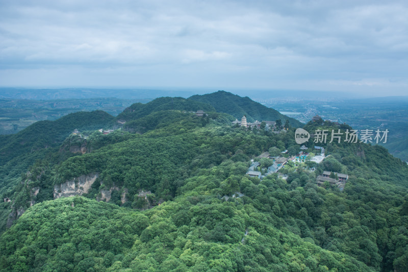 中国甘肃平凉崆峒山森林公园古建筑自然风光