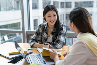 年轻女子在读书