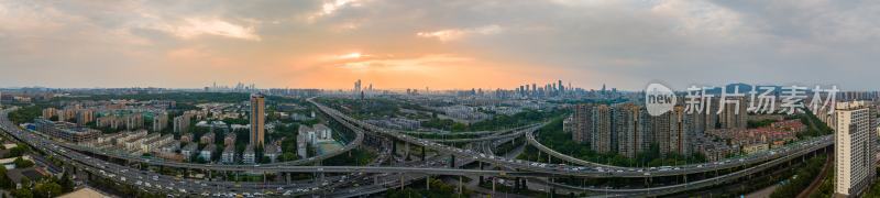 南京双桥门立交与城市天际线