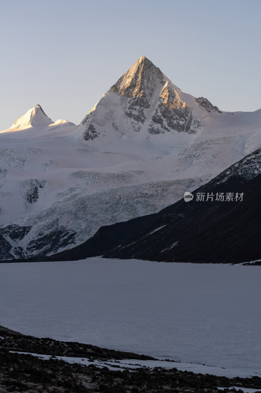 西藏那曲比如萨普神山圣山圣湖冰川壮丽景色