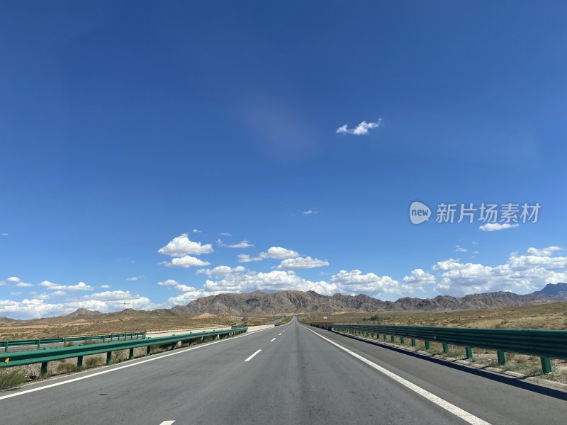 空旷公路与蓝天白云风景