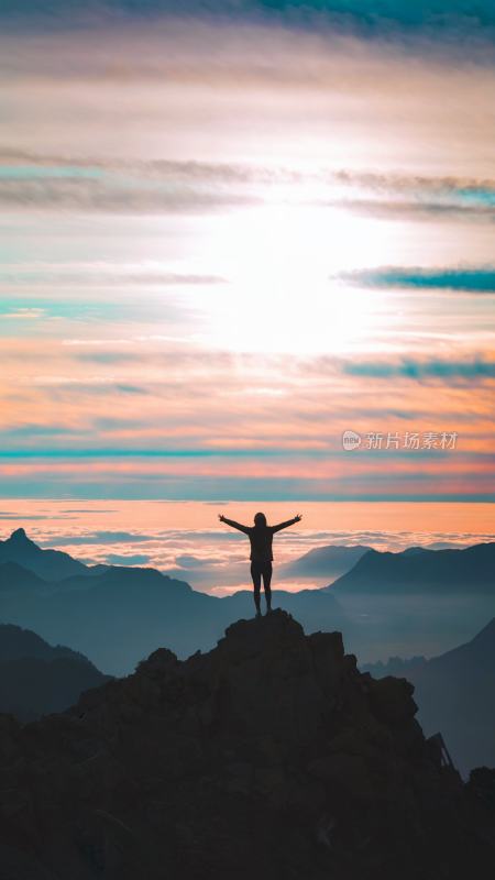 登山者站在山顶航拍