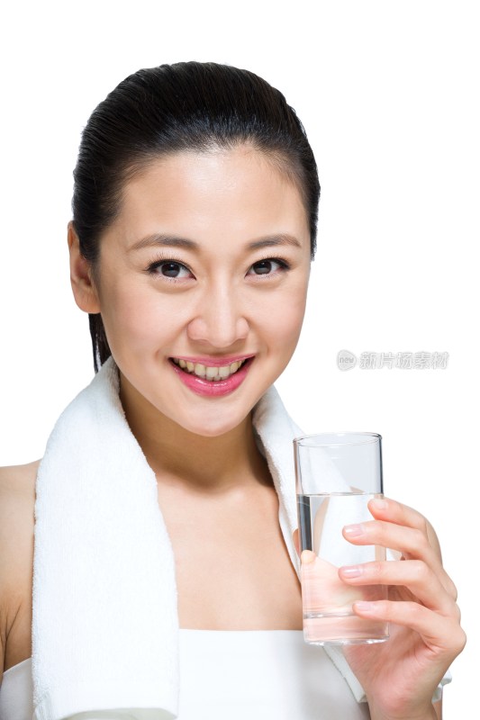棚拍年轻女人喝水