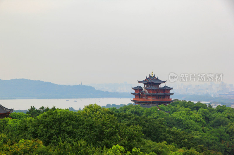 杭州吴山远观城隍阁和西湖