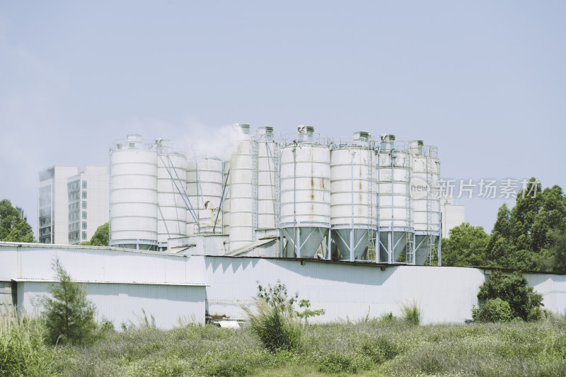 户外工厂白色储料罐