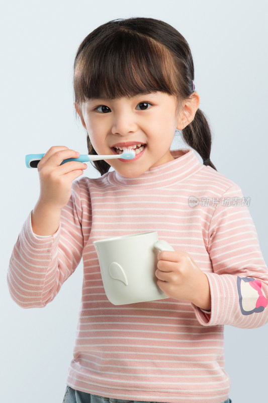 可爱的小女孩正在刷牙
